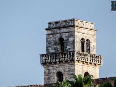 Da qui riusciamo anche a scorgere il campanile seicentesco appartenente alla chiesa interna. La sua copertura originaria a cupola fu eliminata nel 1905 per motivi di sicurezza, sostituita da una loggia panoramica, ma ospita ancora due campane bronzee risalenti rispettivamente al 1680 e al 1755